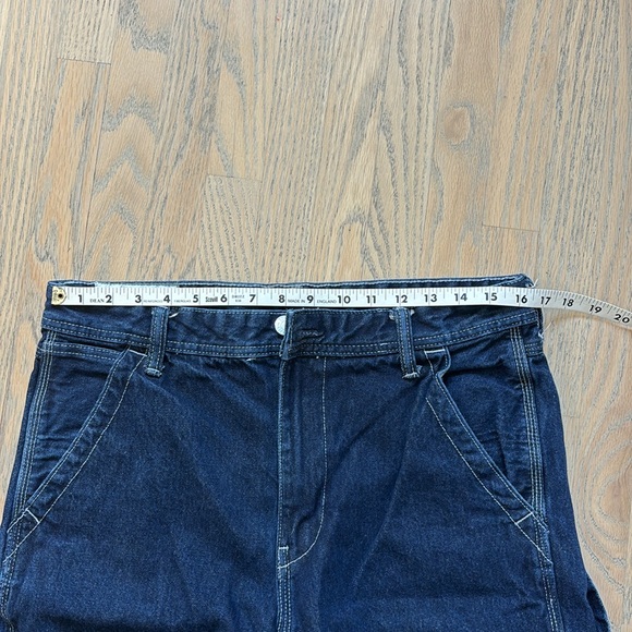 H&M denim relaxed fit carpenter cargo shorts. Size 32 - Picture 8 of 10